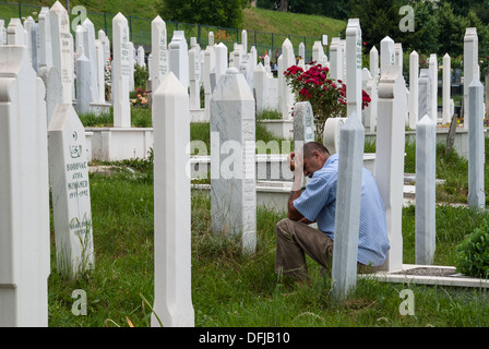 Ein unbekannter Mann besucht das Grab seines Sohnes am 18. Juni 2009 in Sarajevo, Bosnien und Herzegowina Stockfoto