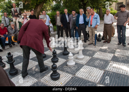 Eine Gruppe von unbekannten Männern beobachten eine Partie Schach in einem Park am 26. Juni 2009 in Sarajevo, Bosnien und Herzegowina. Stockfoto