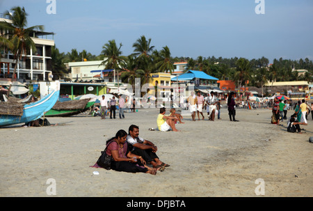 Indische Paare sitzen am Strand von Kovalam, Kerala, Indien Stockfoto