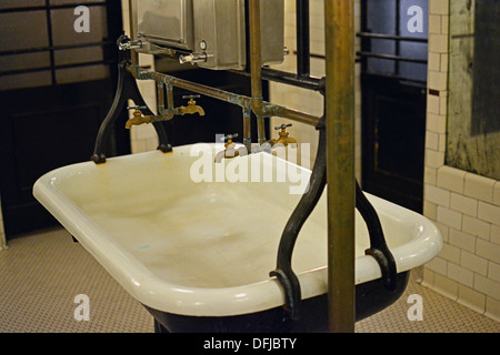 Ein Jahrgang Waschbecken in der Toilette von Schillers Liquor Bar auf der Lower East Side von Manhattan in New York City Stockfoto