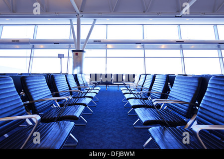 Leere Sitze auf einem Flughafen terminal. Stockfoto