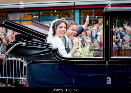 Apeldoorn, Niederlande. 5. Oktober 2013. Prinz Jaime und Prinzessin Viktoria de Bourbon de Parme und Braut Kinder verlassen die Onze-Lieve-Vrouwe-zehn Hemelopening (Mariä Kirche) nach ihrer Hochzeit in Apeldoorn, Niederlande, 5. Oktober 2013. Foto: Dpa/Patrick van Katwijk/Alamy Live News Stockfoto