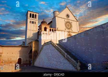 Die obere Fassade des päpstlichen Basilika von St. Francis von Assisi, (Basilica Papale di San Francesco) Assisi, Italien Stockfoto