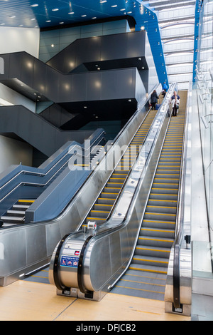 Passagiere auf Rolltreppen am hinteren Eingang in die sanierte Bahn Bahnhof Reading, Berkshire, England, GB, UK. Stockfoto