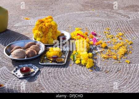 Früchte und Blumen hindu Puja-Angebote auf und indianischen Strasse. Andhra Pradesh, Indien Stockfoto