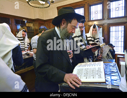 Wochentag Morgen Dienstleistungen in der Rebbe Büro Lubawitsch Hauptquartier in Crown Heights, Brooklyn, New York Stockfoto