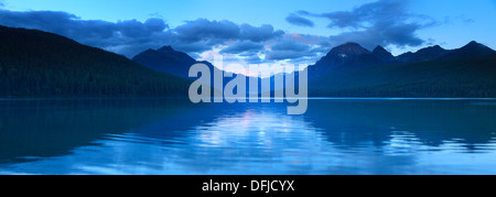 Am Abend setzt sich über Bowman See im Glacier National Park, Montana Stockfoto