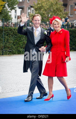 Apeldoorn, Niederlande. 5. Oktober 2013. Prinz Jaime de Bourbon de Parme kommt mit seiner Mutter Prinzessin Irene in der Onze-Lieve-Vrouwe-zehn Hemelopening Kirche (Kirche der Himmelfahrt der Jungfrau Maria) für seine Hochzeit mit Victoria Cservenyak in Apeldoorn, Niederlande, 5. Oktober 2013. Foto: Dpa/Patrick van Katwijk/Alamy Live News Stockfoto