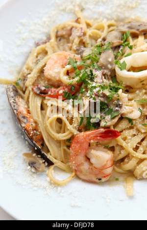 Pasta mit Garnelen und Schwertfisch mit Meeresfrüchten Stockfoto