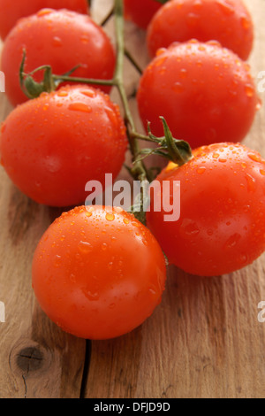 Kirschtomaten frisch und auf der Rebe Stockfoto