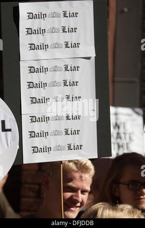 London, UK. 6. Oktober 2013. Mann hält Plakat mit Daily Mail Impressum geändert, um lesen täglich Lügner am Protest der Zeitung Daily Mail in Young Street London als Reaktion auf aktuelle Artikel Angriff auf Ralph Milliband, wer die Mail "Der Mann, der gehasst Britain" gekennzeichnet. London, UK, 6. Oktober 2013. Bildnachweis: Martyn Wheatley/Alamy Live News Stockfoto