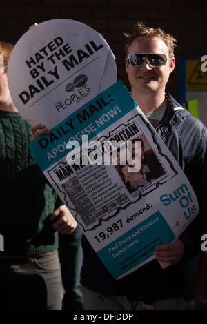 London, UK. 6. Oktober 2013. Ein paar hundert Leute protestieren die Zeitung Daily Mail in Young Street London als Reaktion auf aktuelle Artikel Angriff auf Ralph Milliband, wer die Mail "Der Mann, der gehasst Britain" gekennzeichnet. London, UK, 6. Oktober 2013. Bildnachweis: Martyn Wheatley/Alamy Live News Stockfoto