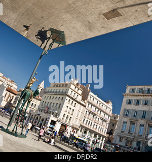 Unter den Ombrière, ein riesiger Spiegel auf den alten Hafen von Marseille, Frankreich Stockfoto