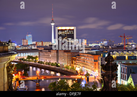 Berlin, Deutschland von oben der Spree gesehen. Stockfoto