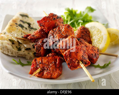 Chicken Tikka mit Salat & Naan Brot. Stockfoto