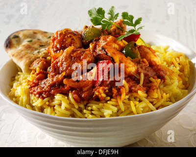 Chicken Jalfrezie Indian curry mit Pilau Reis & Naan Brot Stockfoto