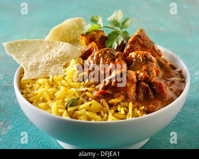 Chicken Jalfrezi, Pilau Reis & Popodoms. Indische traditionelle Curry. Stockfoto