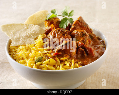 Chicken Jalfrezi, Pilau Reis & Popodoms. Indische traditionelle Curry. Stockfoto