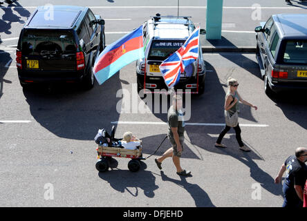 Ein Vater zieht seine Kinder mit, während Hunderte von Land Rover Geländewagen heute auf der jährlichen Rallye London to Brighton Land Rover entlang der Küste von Brighton fahren. Stockfoto