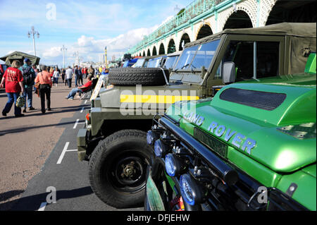 Brighton, Sussex UK ausgekleidet 6. Oktober 2013 - Hunderte von Landrover off Road-Fahrzeuge Brighton Seafront heute um die jährlichen von London nach Brighton Landrover Rallye Event. Stockfoto