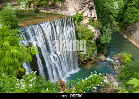 Den herrlichen Wasserfall in der Mitte von Jajce, Bosnien und Herzegowina Stockfoto