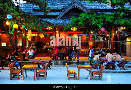 Thailands Inseln & Strände - Strand, die Restaurants und Bars am Sai Kaew Beach, Koh Samet, Thailand Stockfoto