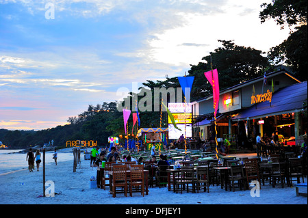 Thailands Inseln & Strände - Strand, die Restaurants und Bars am Sai Kaew Beach, Koh Samet, Thailand Stockfoto