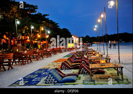 Thailands Inseln & Strände - Restaurants auf Thai Dreieck Kissen in den Sand zu Sai Kaew Beach, Insel Koh Samet, Thailand Stockfoto