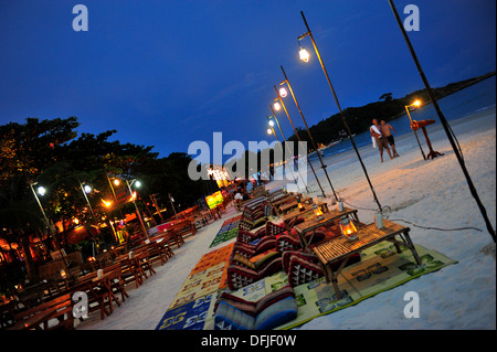 Thailands Inseln & Strände - Restaurants auf Thai Dreieck Kissen in den Sand zu Sai Kaew Beach, Insel Koh Samet, Thailand Stockfoto