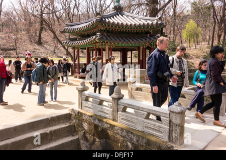 Touristen im Changdeokgung Königspalast, Seoul, Korea Stockfoto