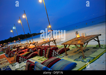 Thailands Inseln & Strände - Restaurants auf Thai Dreieck Kissen in den Sand zu Sai Kaew Beach, Insel Koh Samet, Thailand Stockfoto