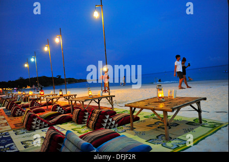 Thailands Inseln & Strände - Restaurants auf Thai Dreieck Kissen in den Sand zu Sai Kaew Beach, Insel Koh Samet, Thailand Stockfoto