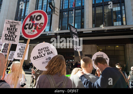 Kensington, London, UK. 6. Oktober 2013.  Menschen protestieren vor dem Büro der Daily Mail über die Art und Weise negativ Weg schildert es stolz UK Institutionen wie Lehr- und Krankenpflege. Menschen auf Vorteile, Beschäftigten im öffentlichen Dienst und Gewerkschaften. Eine 20.000 Signatur wurde auch aus der Summe von Us-Gruppe geliefert. Bildnachweis: Allsorts Stock Foto/Alamy Live-Nachrichten Stockfoto