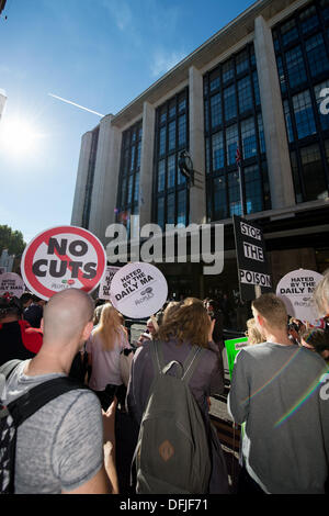 Kensington, London, UK. 6. Oktober 2013.  Menschen protestieren vor dem Büro der Daily Mail über die Art und Weise negativ Weg schildert es stolz UK Institutionen wie Lehr- und Krankenpflege. Menschen auf Vorteile, Beschäftigten im öffentlichen Dienst und Gewerkschaften. Eine 20.000 Signatur wurde auch aus der Summe von Us-Gruppe geliefert. Bildnachweis: Allsorts Stock Foto/Alamy Live-Nachrichten Stockfoto