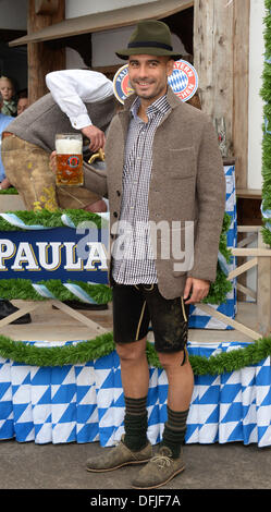 München, Deutschland. 6. Oktober 2013. Bayern Trainer Pep Guardiola Posen auf dem Oktoberfest in München, 6. Oktober 2013. Foto: FELIX HOERHAGER/Dpa/Alamy Live News Stockfoto