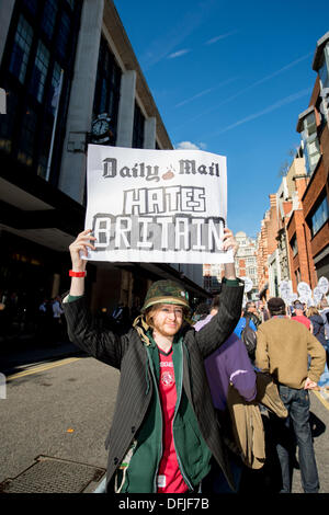 Kensington, London, UK. 6. Oktober 2013.  Menschen protestieren vor dem Büro der Daily Mail über die Art und Weise negativ Weg schildert es stolz UK Institutionen wie Lehr- und Krankenpflege. Menschen auf Vorteile, Beschäftigten im öffentlichen Dienst und Gewerkschaften. Eine 20.000 Signatur wurde auch aus der Summe von Us-Gruppe geliefert. Bildnachweis: Allsorts Stock Foto/Alamy Live-Nachrichten Stockfoto