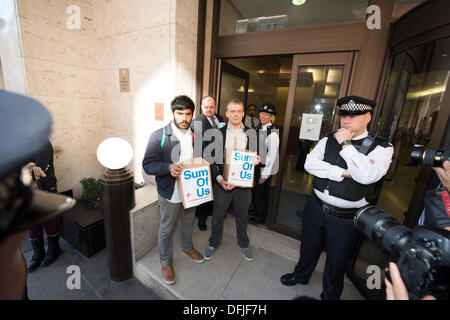 Kensington, London, UK. 6. Oktober 2013.  Menschen protestieren vor dem Büro der Daily Mail über die Art und Weise negativ Weg schildert es stolz UK Institutionen wie Lehr- und Krankenpflege. Menschen auf Vorteile, Beschäftigten im öffentlichen Dienst und Gewerkschaften. Eine 20.000 Signatur wurde auch aus der Summe von Us-Gruppe geliefert. Bildnachweis: Allsorts Stock Foto/Alamy Live-Nachrichten Stockfoto