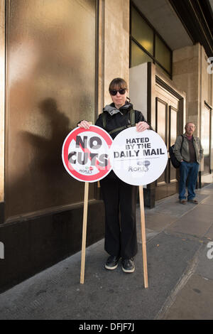 Kensington, London, UK. 6. Oktober 2013.  Menschen protestieren vor dem Büro der Daily Mail über die Art und Weise negativ Weg schildert es stolz UK Institutionen wie Lehr- und Krankenpflege. Menschen auf Vorteile, Beschäftigten im öffentlichen Dienst und Gewerkschaften. Eine 20.000 Signatur wurde auch aus der Summe von Us-Gruppe geliefert. Bildnachweis: Allsorts Stock Foto/Alamy Live-Nachrichten Stockfoto