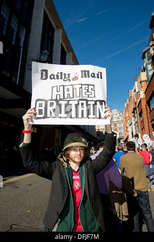 Kensington, London, UK. 6. Oktober 2013.  Menschen protestieren vor dem Büro der Daily Mail über die Art und Weise negativ Weg schildert es stolz UK Institutionen wie Lehr- und Krankenpflege. Menschen auf Vorteile, Beschäftigten im öffentlichen Dienst und Gewerkschaften. Eine 20.000 Signatur wurde auch aus der Summe von Us-Gruppe geliefert. Bildnachweis: Allsorts Stock Foto/Alamy Live-Nachrichten Stockfoto