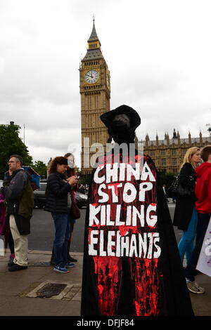 London UK, 4. Oktober 2013: Demonstrant trägt einen Mantel "CHINA stoppen töten Elefanten" in London geschrieben. Siehe Li / Alamy Live News Stockfoto