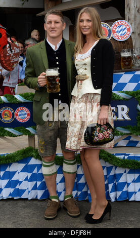 München, Deutschland. 6. Oktober 2013. Bayern Bastian Schweinsteiger und seine Freundin Sarah Brandner stellen auf dem Oktoberfest in München, 6. Oktober 2013. Foto: FELIX HOERHAGER/Dpa/Alamy Live News Stockfoto