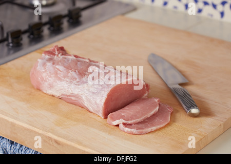 Schneiden zu Hause ganze rohe Schweinelende Stockfoto