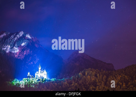 Schloss Neuschwanstein in der Nacht in Füssen, Deutschland. Stockfoto