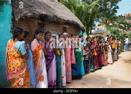 Indische Landfrauen Patienten Schlange stehen am Sri Sathya Sai Baba mobile aufsuchende Hospital Clinic. Andhra Pradesh, Indien Stockfoto