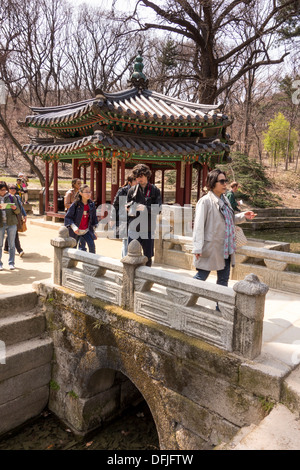 Touristen im Changdeokgung Königspalast, Seoul, Korea Stockfoto