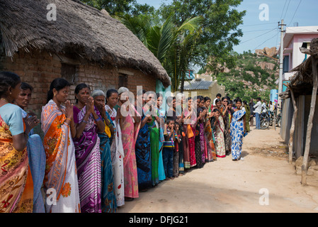 Indische Landfrauen Patienten Schlange stehen am Sri Sathya Sai Baba mobile aufsuchende Hospital Clinic. Andhra Pradesh, Indien Stockfoto