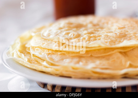 Pfannkuchen auf einem Teller Stockfoto