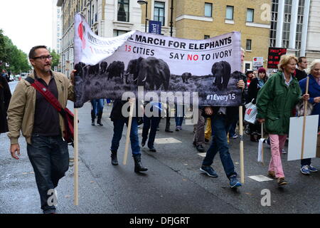 London UK, 4. Oktober 2013: Hunderte von Demonstranten marschieren, Parliament Square, Aufforderung an die Regierung, ein weltweites Verbot von Elfenbein zu unterstützen. Die Demonstranten angesprochen von einem Elefanten getötet alle 15 Minuten um den illegalen Handel mit Elfenbein zu versorgen. Siehe Li / Alamy, live-Nachrichten Stockfoto