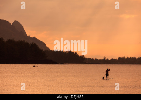 USA, Hawaii, Kauai, Hanalei Bay und Stand Up Paddler Stockfoto