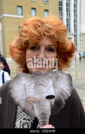 London UK, 4. Oktober 2013: britische Schauspielerin Rula Kenska, hält ein Elefant Maske außerhalb Parliament Square in London... Siehe Li / Alamy, live-Nachrichten Stockfoto
